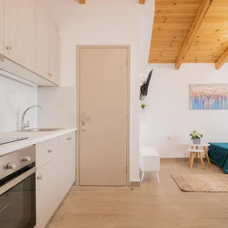 Dimitra Suites *